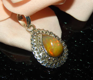 Amuleto de Aniversario para Mujer con Ópalo Natural y Plata de Ley 925 Bañada en Rodio, Diseño Minimalista en Forma de Corazones - Product Image 6