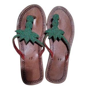 Sandales bohèmes élégantes en perles de rocaille avec pompons et perles, sandales ethniques uniques brodées de perles - Product Image 4