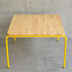 Mesa Cuadrada Minimalista de 70x70cm para Jardín de Niños KGD025, Diseño Moderno con Tablero de Madera y Patas de Hierro con Recubrimiento en Polvo para Uso Escolar - Product Image 2