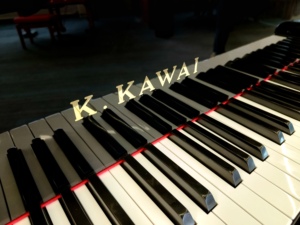 Piano de cola Kawai KG3C en excelentes condiciones, entrega rápida, acabado elegante original, teclas suaves, de segunda mano, 88 teclas - Product Image 3