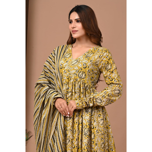 Ensemble spécial d'hiver pour femmes, style Anarkali traditionnel, designs contemporains asymétriques, en riche tissu brocart, longueur ras du sol - Product Image 1