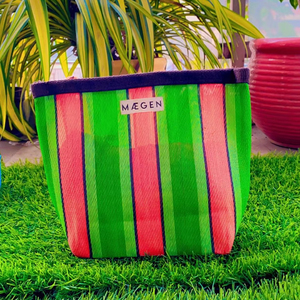 Pochette de toilette cosmétique réutilisable écologique en nylon recyclé de haute qualité avec poignée, sac de plage de voyage rayé personnalisé - Product Image 1