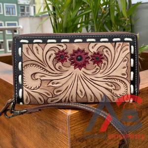 Portefeuille en cuir usiné à la main pour femmes Buck Stitch Western Floral portefeuille en cuir sculpté à la main en peau de vache Boho portefeuille à bracelet - Product Image 1