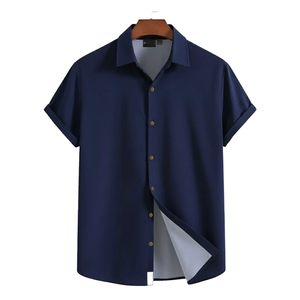 Chemise décontractée chic à manches courtes pour hommes avec coupe moderne et texture douce adaptée aux looks urbains et aux lieux de rencontre décontractés avec - Product Image 4