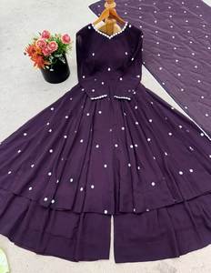 Nouvel arrivage Costumes de créateur Haut de travail lourd brodé à la main en fausse georgette avec un style entièrement élégant et un bas brodé Dupatta - Product Image 4