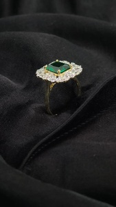 Bague Bijoux Personnalisée Prêt à Expédier Bague en Or 18k avec Émeraude de Laboratoire et Diamant CVD de l'Inde Usine de Bijoux - Product Image 5