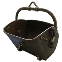 Seau à charbon en fer de grande capacité au design ancien pour faciliter le transport et le stockage des cendres de cheminée et des braises de bois