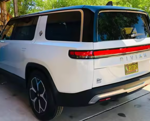 พร้อมส่ง รถมือสอง ปี 2024 รุ่น Adventure Edition Performance ระบบขับเคลื่อนสี่ล้อแบบดูอัลมอเตอร์ เทอร์โบ ภายในสีอ่อน หุ้มหนัง ล้อแม็ก R19 รถ SUV - Product Image 2