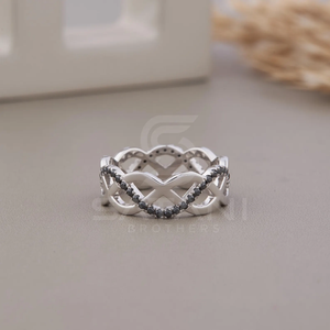 Anillo Infinito de Moissanita Negra, Elegante Banda Infinita de Diamantes, Oro Blanco de 10k, Cruz Vintage, Joyería Nupcial Única de la India - Product Image 2