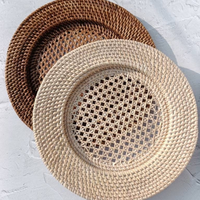 Assiettes de présentation en rotin personnalisables de haute qualité, écologiques, durables, pour la restauration et la décoration d'événements, faites à la main et écoresponsables.
