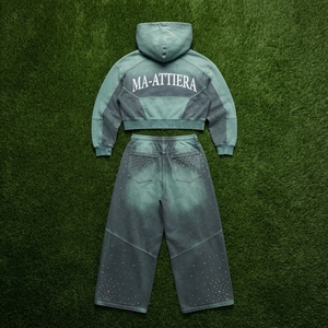 Ensemble survêtement deux pièces pour femme : sweat à capuche court zippé et pantalon de jogging large, avec détails en strass personnalisés, effet délavé - Product Image 5