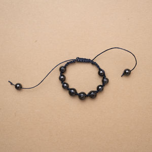 Pulsera de macramé Shambhala de Shungita Camilla con 8 cuentas redondas pulidas de 0.32 pulgadas (8 mm) y 3 cuentas redondas pulidas de 0.39 pulgadas. - Product Image 4