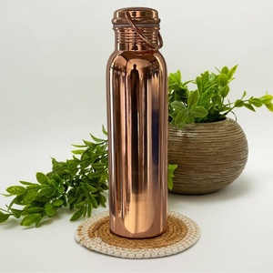 Ensemble de bouteilles d'eau vintage en cuivre de qualité supérieure, écologiques, 1000 ml, de la marque Radhe Enterprises, avec des couvercles élégants et personnalisés pour la maison - Product Image 4