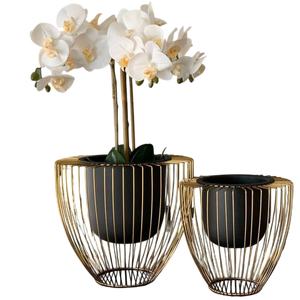 Jardinière d'intérieur en cuivre architectural de qualité supérieure avec support surélevé en acier noir pour les projets de design d'intérieur contemporains - Product Image 1