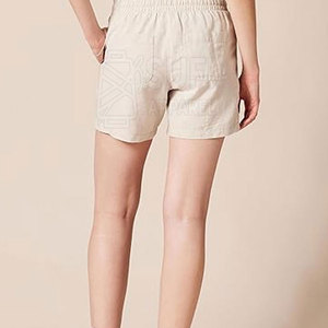 Shorts pour femmes en tissu doux au toucher, conçus pour le confort, avec un matériau respirant, écologique et à séchage rapide, au design épuré et simple. - Product Image 5