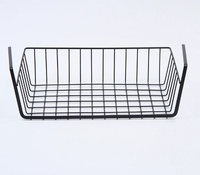 Panier de rangement en métal suspendu sous une étagère Panier de rangement en fil métallique pour armoire murale Cloison superposée