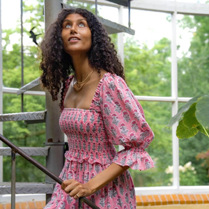 เดรสแขนพองสีชมพูลายดอกไม้เปิดไหล่ชุดเดรสผ้าฝ้ายแต่งระบายระบายอากาศสุภาพสำหรับใส่ไปทำงานในวันหยุดฟรีไซส์ - Product Image 1