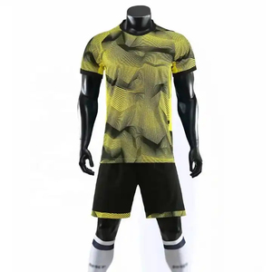Tenue d'équipe de football, uniforme de haute qualité, couleur personnalisée, 100% polyester, manches courtes, logo imprimé sur le devant, fabriqué au Pakistan - Product Image 1