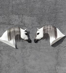Par de Esculturas de Pared de Cabeza de Caballo Negra en Fibra de Vidrio |   Busto de Caballo Moderno, Arte Decorativo para Escuela, Hogar, Establos y Equitación, Decoración Interior y Exterior - Product Image 1