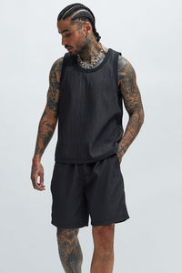 กางเกงขาสั้นผู้ชายสีดำเรียบหรู ผ้าฝ้าย 100% เอวกลาง ทรงทันสมัย ใส่สบาย ระบายอากาศได้ดี เหมาะสำหรับออกกำลังกาย กิจกรรมกลางแจ้ง  รับสกรีนโลโก้ สไตล์ไฮสตรีท - Product Image 2