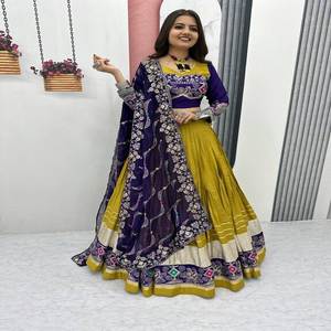 Navratri Special Pure Cotton Lehenga Choli Set con bordado de hilo y trabajo de secuencia Garba Festival Outfit para mujer - Product Image 6