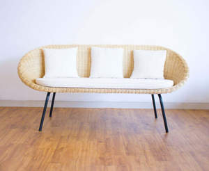 Détendez-vous avec style avec cet ensemble de mobilier d'extérieur 4 pièces chaises à dossier en rotin, coussins résistants aux intempéries et table basse en bois - Product Image 1