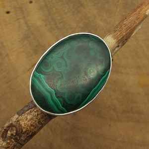 Bague bohème élégante en argent fabriquée à la main, design artisanal, cabochon en malachite naturelle épaisse, perle de diamant pour les mariages et les fêtes - Product Image 1