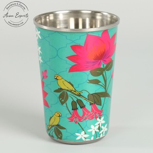 Vente en gros indien de 2 gobelets décoratifs en acier de grande hauteur avec motif imprimé perroquet et Lotus utilisé pour l'eau potable. - Product Image 1