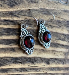 Boucles d'oreilles pour femmes en argent sterling 925 faites à la main avec lunette en brillant naturel sertie de grenat rouge pour mariage ou cadeau - Product Image 4