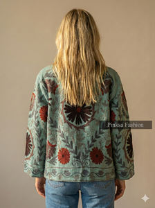 Veste en coton écologique tricotée en velours brodé de fleurs bleues en gros pour femmes, style ethnique Suzani fait à la main, manteau d'hiver - Product Image 2