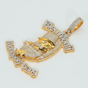 Explore nuestra impresionante colección de colgantes de joyería de hip hop personalizados hechos a mano en oro amarillo de 14K con diamantes VVS hechos en laboratorio - Product Image 4