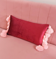 Housses de coussin berbères roses Bubble Gum faites à la main avec pompons carrés en velours cerise coussins pour la décoration de la maison ou de l'hôtel