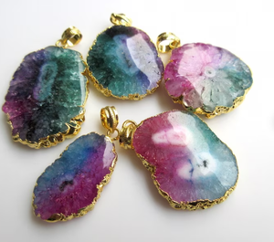 Connecteurs de pendentif Druzy galvanisés pendentifs en quartz solaire à bords dorés connecteurs de tranche de stalactite - Product Image 1