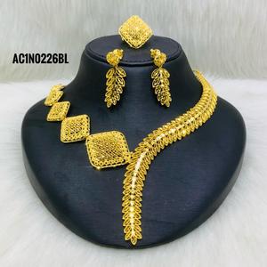 Collar corto chapado en oro Joyería de moda con diseño floral Cadena de caja de latón para fiestas y bodas - Product Image 1