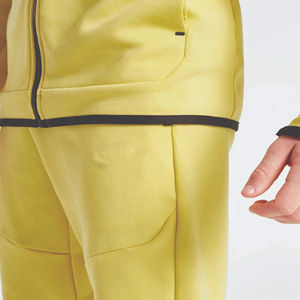 Conjunto Deportivo de Felpa Técnica para Niños, con Logotipo de Marca Personalizado, 69% Algodón, 31% Poliéster, Color Amarillo, Sudadera con Capucha y Cremallera Completa, Pantalones Deportivos - Product Image 3