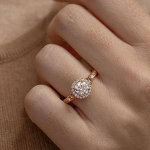 Anillo de Compromiso con Diamante Cultivado en Laboratorio de 1.20ct, Corte Redondo, Diseño Halo Catedral en Oro Rosa, Certificado IGI, Claridad VVSVS - Product Image 1