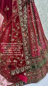 Vêtements de mariage en velours avec paillettes et fil Zari Travail Lehenga Choli Fabricant de Surat au prix de gros - Product Image 5