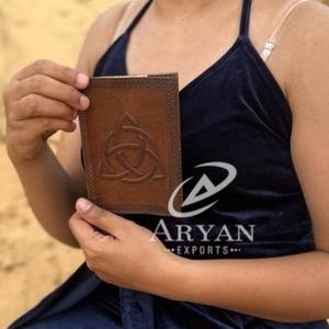 Nouveaux porte-passeports sécurisés en cuir marron gaufré véritable usiné à la main Boho étuis à passeport de voyage en cuir Vintage traditionnel - Product Image 1