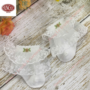 Grossiste Adorable Chaussettes tricotées à la main pour bébés avec broderie florale à la main - Product Image 2