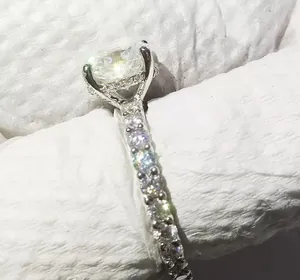 Anillo de Compromiso de Halo con Corte Ovalado Chapado en Oro Vintage para Mujer, Plata de Ley 925 con Moissanita de 4 Quilates - Product Image 2