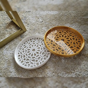 Plateau en bois avec bordure décorative Utilisation polyvalente pour servir l'organisation de la vanité et l'affichage de table festif - Product Image 1