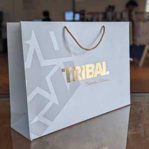 Bolsas de Papel Kraft Ecológicas Impresas al por Mayor con Diseño Floral, Estilo Bolso de Mano de Alta Gama para Ropa y Regalos - Product Image 1