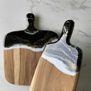Tabla de cortar de resina con Río de resina azul brillante a través de madera maciza pieza hecha a mano perfecta para frutas queso y comidas pequeñas - Product Image 4