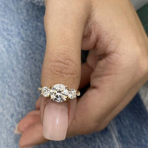 Anillo de Compromiso con Tres Diamantes Redondos Cultivados en Laboratorio de 2.50 Quilates, Color EF, Claridad VS, con Certificado IGI - Product Image 5