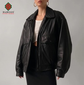 Blouson aviateur oversize classique en cuir synthétique noir pour homme. Vêtement d'hiver décontracté à fermeture éclair, style rétro minimaliste, essentiel pour le streetwear - Product Image 3