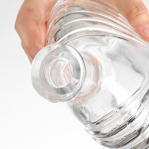 Chine grande usine bon prix bouteilles en verre pour whisky <span class=keywords><strong>rhum</strong></span> gin avec conception <span class=keywords><strong>de</strong></span> sculpture en relief personnalisée avec bouchon en bois - Product Image 3