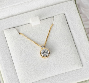 Collier pendentif tendance pour femme en argent sterling 925 avec chaîne gourmette et deux pierres de moissanite taille brillant ronde de 5 mm (0,50 ct) et 2,5 mm, serties à double bélière - Product Image 4