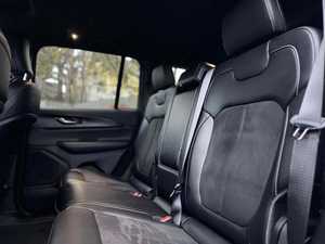 Cherokee Altitude 4x4 2024 d'occasion, blanc impeccable, conduite à gauche, sièges en cuir chauffants foncés, boîte automatique, jantes en alliage R17 - Product Image 4