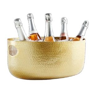 Tina de cerveza Trending Barware en metal martillado con acabado dorado, perfecta para uso en cubos de hielo de gran tamaño en hoteles y hogares - Product Image 1