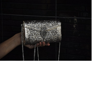 Bolsos hechos a mano con grabado de metal bajo hechos con intrincados diseños temáticos ideales para tiendas de moda para reventa - Product Image 1